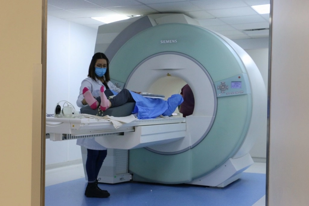 Héctor Orellana, presidente de la AMID remarcó que los antiguos equipos de tomografía toman imágenes del cuerpo en 40 minutos, a diferencia de los nuevos modelos que las obtienen entre cinco y siete minutos. Foto Cuartoscuro / Archivo
