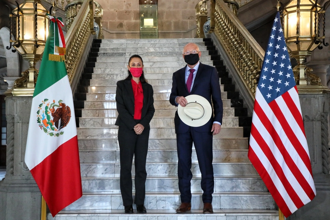 La jefa de Gobierno, Claudia Sheinbaum, se reunió ayer por la mañana con el embajador de Estados Unidos, Ken Salazar, con quien dialogó sobre la generación de empleos para los jóvenes en la capital, energías renovables, seguridad, economía y cooperación, según difundieron ambos en sus redes sociales. Foto 'La Jornada'