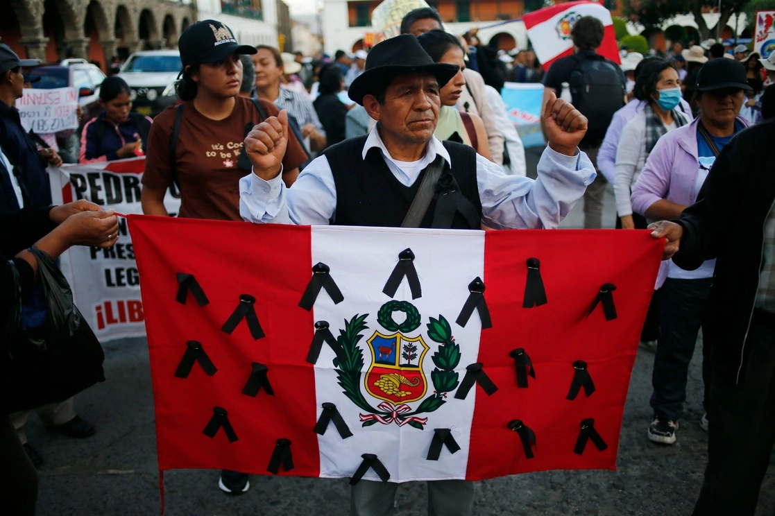 Simpatizantes del depuesto presidente de Perú, Pedro Castillo, en una protesta antier en Ayacucho. Foto Ap