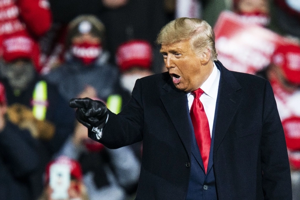 Donald Trump señaló que físicamente podría vencer a su rival político, el demócrata Joe Biden. Foto Afp