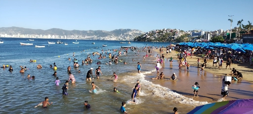 Turistas y lugareños acudieron el 4 de febrero pasado a la playa Tlacopanocha, ubicada en la zona tradicional de Acapulco, Guerrero, para nadar, pescar y disfrutar diferentes platillos. Foto Héctor Briseño 



