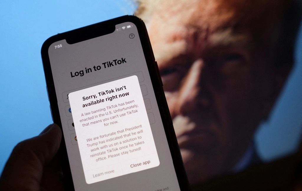 La suerte de TikTok depende del futuro presidente Donald Trump, quien tomará posesión del cargo el lunes y prometió una prórroga de 90 días a la red social. Foto Afp 