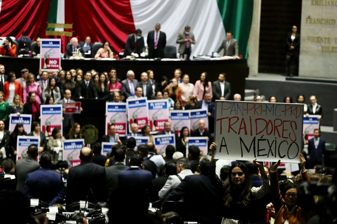 Como se preveía, la Cámara de Diputados desechó ayer la reforma constitucional en materia electoral que envió el Ejecutivo, al no alcanzar el voto aprobatorio de las dos terceras partes de los legisladores. Foto Roberto García Ortiz