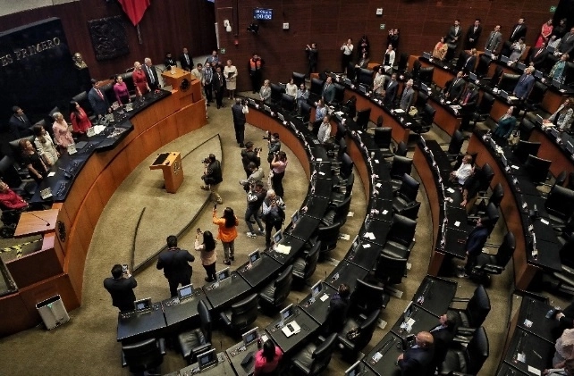 La reforma propone transformar el concepto de empresa productiva del Estado por el de empresa pública del Estado. Foto Marco Peláez