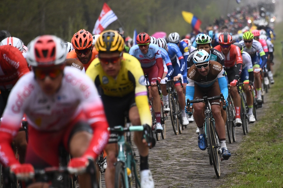 En imagen de 2019, un grupo de ciclistas recorre el sector Trouee d'Arenberg durante la 117a edición de la clásica de un día París-Roubaix, entre Compiegne y Roubaix, cerca de Wallers, norte de Francia. Foto Afp