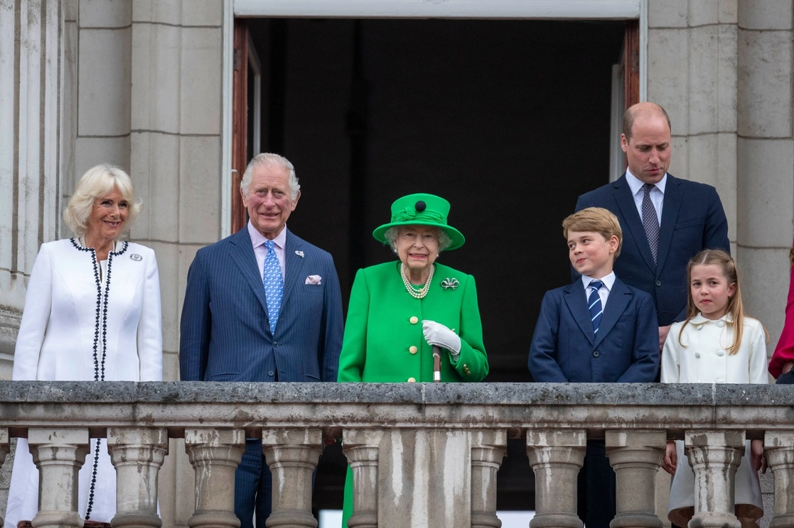 La Reina Isabel II y su familia en el balcón del Palacio de  Buckingham al final del desfile del Jubileo de Platino que se llevó a cabo frente al Palacio de Buckingham, en Londres, el domingo 5 de junio. Foto Ap