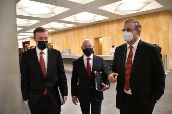Los funcionarios de México y Estados Unidos en la reunión. Foto @m_ebrard