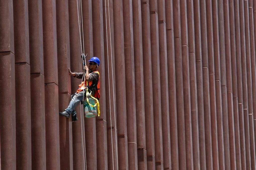 Obreros laboran en las alturas en una nueva construcción de avenida Juárez, en la CDMX. Foto Cuartoscuro 