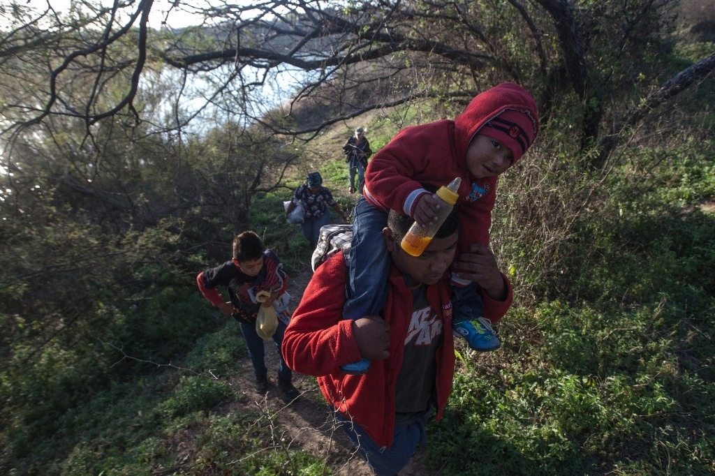 Migrantes centroamericanos en su travesía junto al río Bravo a la altura de Piedras Negras, Coahuila. Foto Afp / Archivo