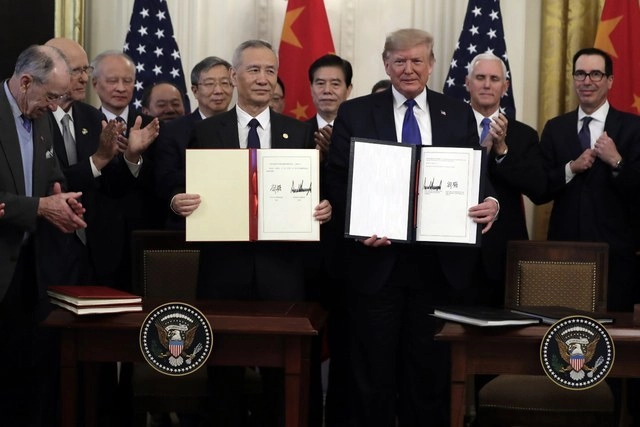En imagen de archivo, el viceprimer ministro chino, Liu He, y el presidente de Estados Unidos, Donald Trump, durante la firma del acuerdo comercial fase 1 en la Casa Blanca. Foto Ap