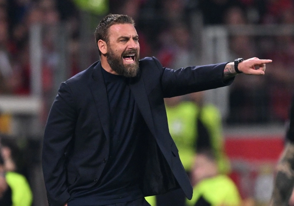 La Roma anunció que destituyó al entrenador Daniele De Rossi, después de que el equipo no ganara ninguno de los cuatro primeros partidos de la Serie A de la temporada. Imagen del 9 de mayo de 2024. Foto Afp
