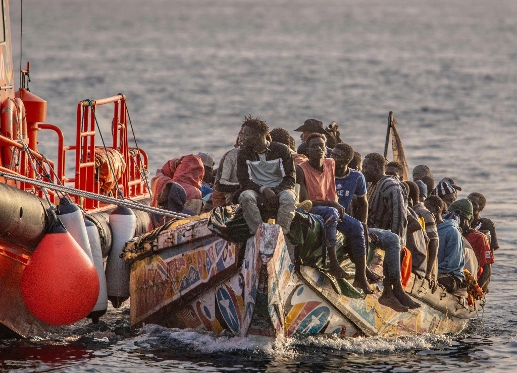 Los migrantes suelen cruzar el mar en 'cayucos' saturados de personas, sin ninguna protección. La imagen, frente a las islas Canarias. Foto Afp