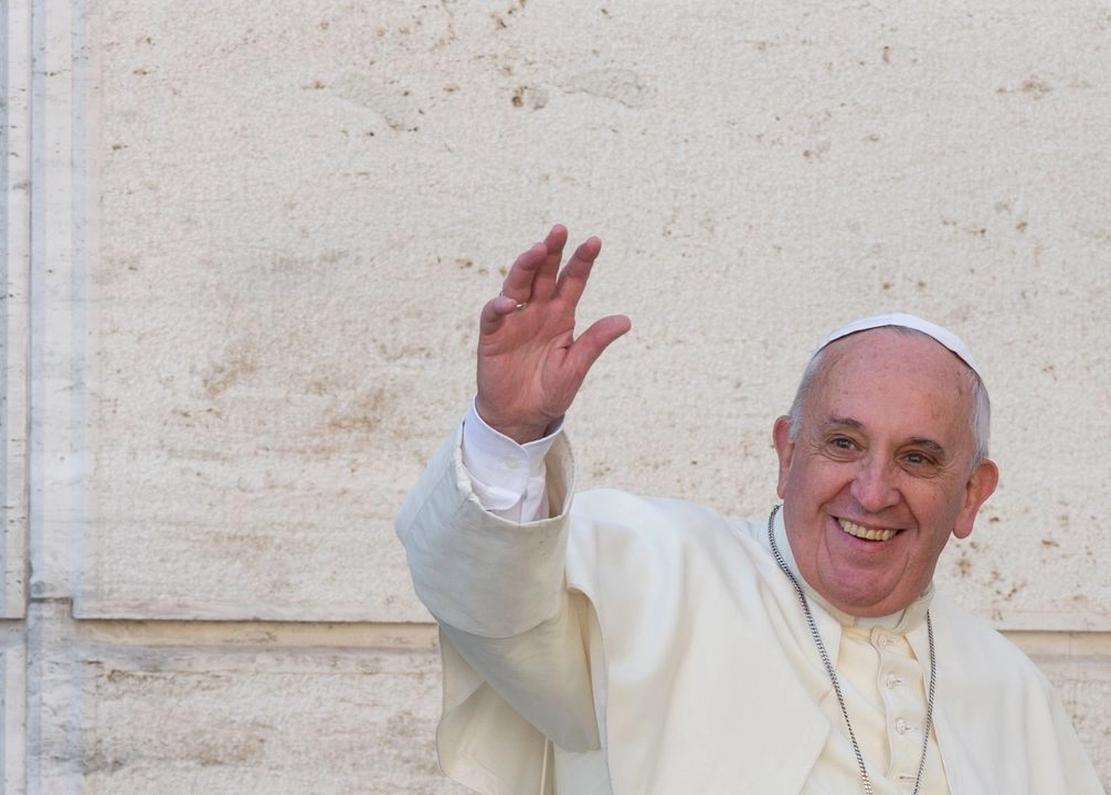 El papa Francisco saluda a los periodistas al salir de un sínodo sobre temas familiares en el Vaticano, el 10 de octubre de 2014. Foto