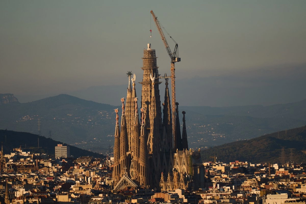 Vista de la basílica de la Sagrada Familia, que se convirtió este jueves en la iglesia más alta del mundo tras la colocación de una sección de su torre central, en Barcelona, ​​España. 