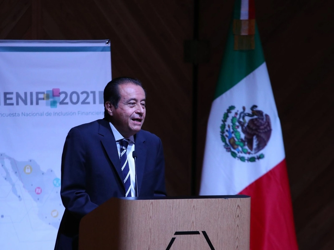 Las nuevas generaciones no habían padecido una crisis económica e inflacionaria como la que se vive actualmente, motivo por el cual estos temas deben ser expuestos por autoridades e instituciones privadas y no dejarse “sobre la mesa”, afirmó Óscar Rosado. Foto Luis Castillo / Archivo