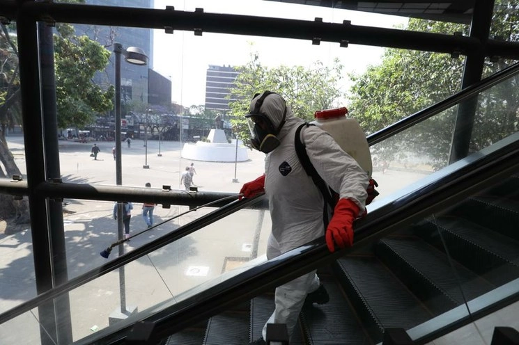 Personal de la Ciudad de México sanitiza la estación del metrobús Glorieta de los Insurgentes, durante la emergencia por el Covid-19. Foto Yazmín Ortega Cortés