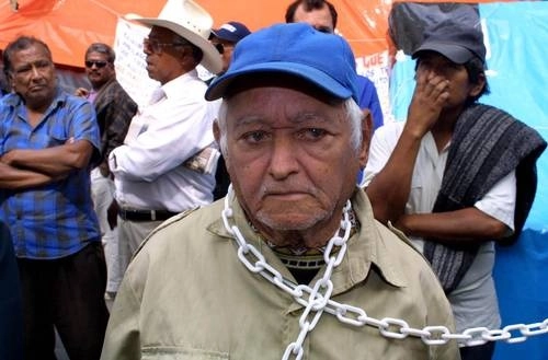 Protesta de pensionados afuera del Senado en la Ciudad de México. Foto Cristina Rodríguez / Archivo