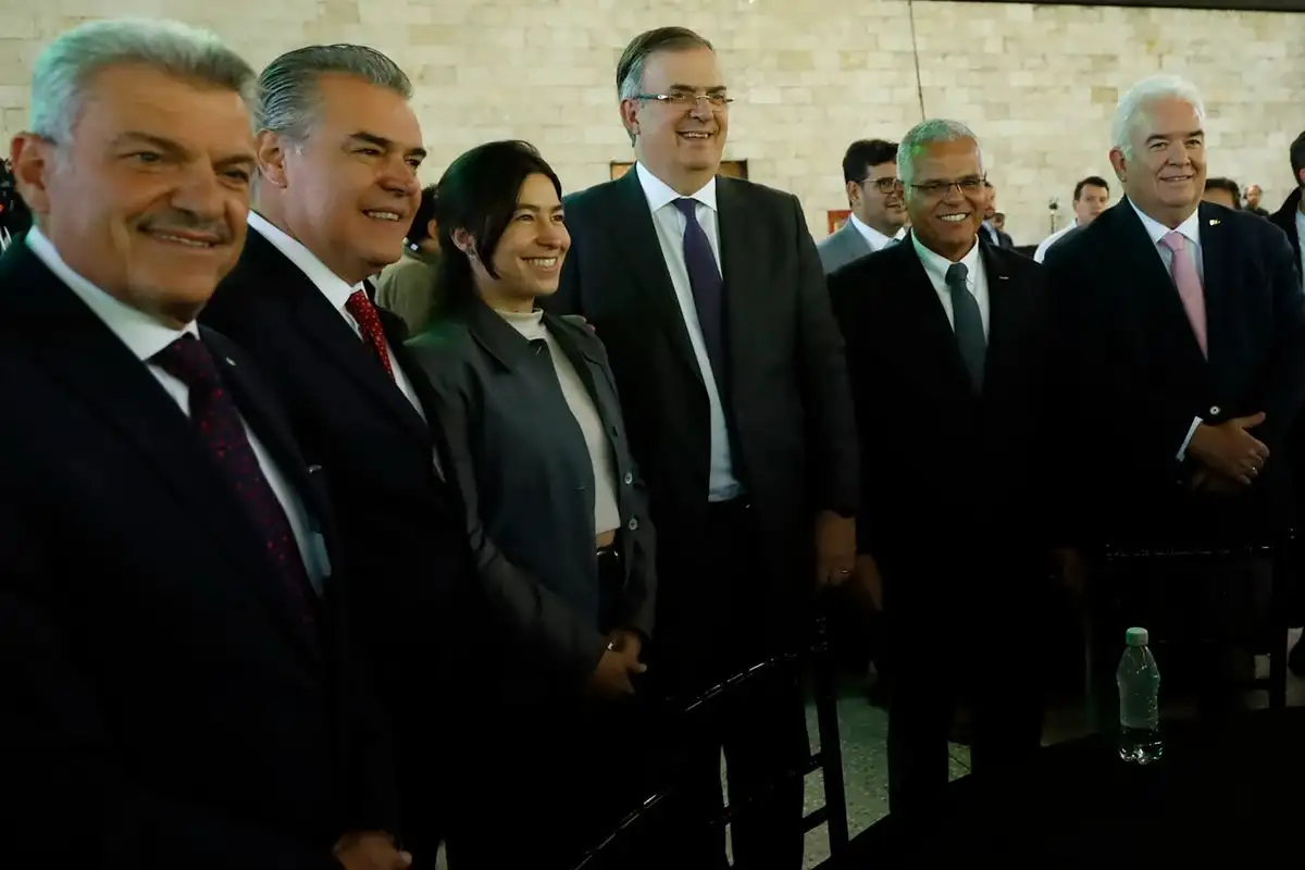 El presidente del CCE, Francisco Cervantes, el secretario de Economía, Marcelo Ebrard, el director de Enterprise Nvidia, Marcio Aguiar, el presidente de Atracción de Inversiones CCE, Max El-Mann y Manola Zabalza, secretaria de Economia de la CDMX,  ofrecen conferencia de prensa con el tema Mexico IA + Inversión Acelerada, en el Jardín de eventos de la Expo Santa Fe, el 29 de julio de 2025. Foto