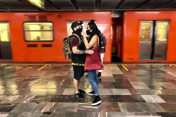 En la estación del Metro Hidalgo de la Ciudad de México, en tiempos de coronavirus. Foto Roberto García Ortiz