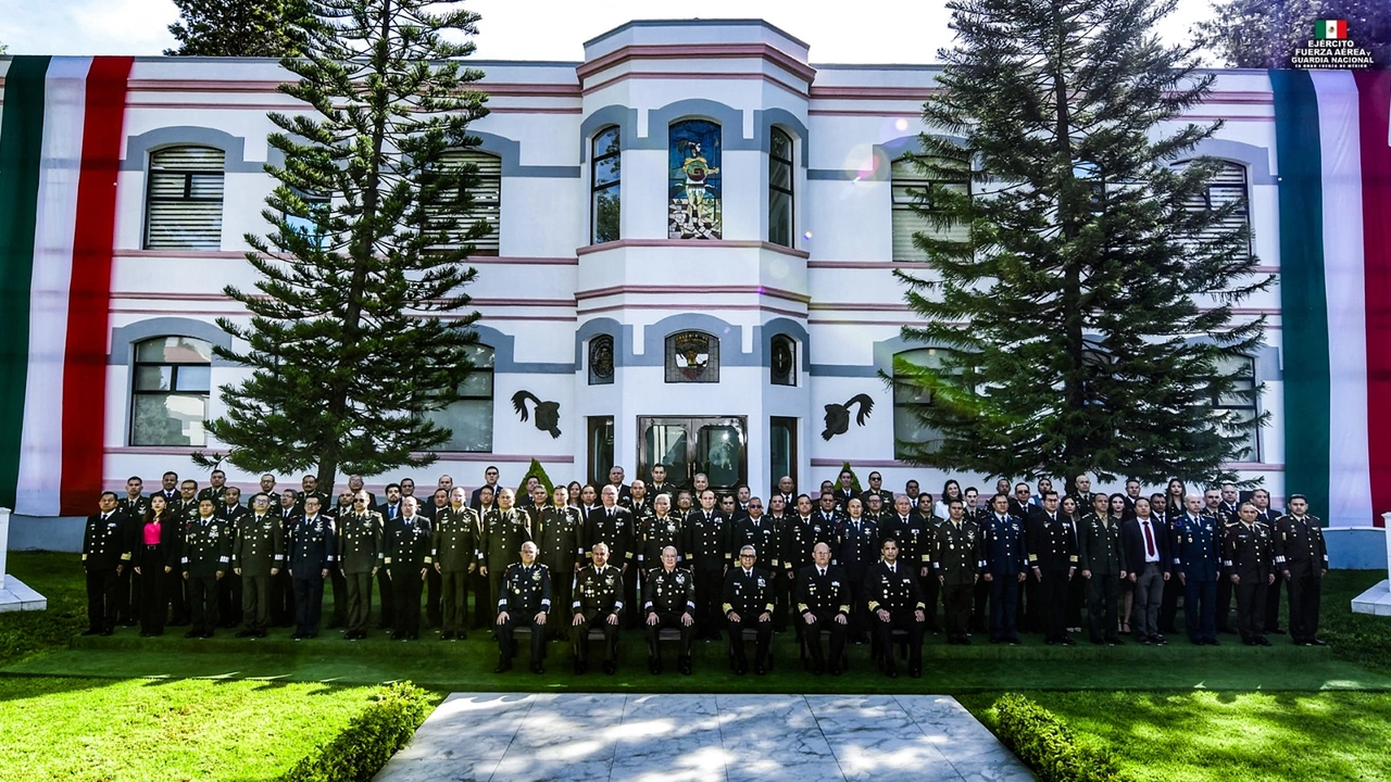 Los mandos de las fuerzas armadas impartieron una conferencia en el Auditorio del Codenal, en la cual se abordaron temas relacionados con políticas y estrategias de defensa nacional, seguridad interior, seguridad pública, así como, de desarrollo y poder nacional.