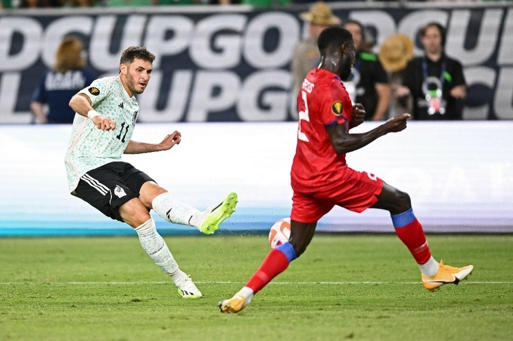 Santiago Giménez (izquierda) anotó el tercer gol de los tricolores. Foto Afp
