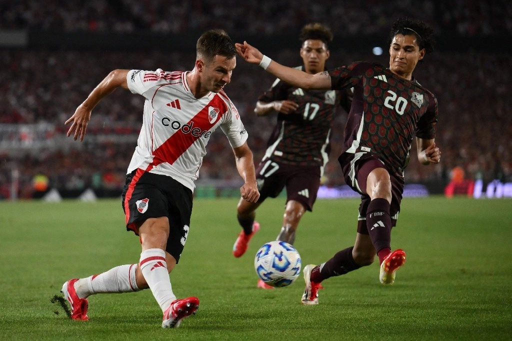El mexicano Jeremy Márquez (derecha) es superado por el argentino Giuliano Galoppo durante el duelo que se llevó a cabo en el estadio Monumental de Buenos Aires. Foto Afp