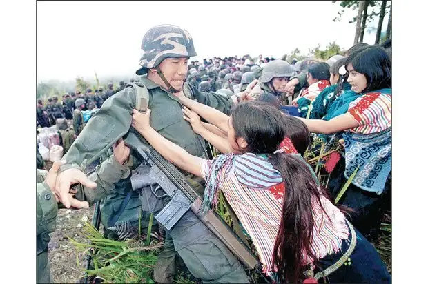 Una mujer Tzotzil golpea a un soldado, Chenalo, Chiapas, 1998