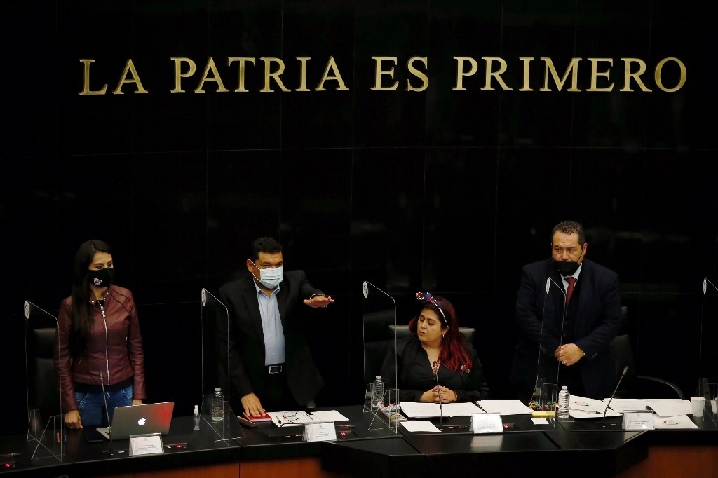 Las senadoras Veronica Delgadillo (izq) y Elvia Marcela Mora Arellano (sentada), con el senador José Alejandro Peña Villa, durante la comparecencia del  secretario de Bienestar, Javier May Rodríguez (segundo de la izq),  en el Senado, el 29 de septiembre de 2020. Foto Cristina Rodriguez