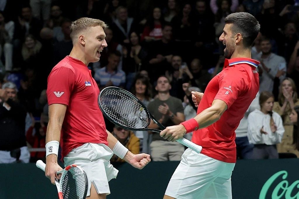 Novak Djokovic (R) y Hamad Medjedovic de Serbia celebran después de ganar contra Petros Tsitsipas y Aristotelis Thanos de Grecia durante el partido de dobles masculino de la fase de grupos entre Serbia y Grecia del torneo de tenis de la Copa Davis en el Aleksandar Nikolic Hall en Belgrado el 15 de septiembre de 2024. Foto Afp