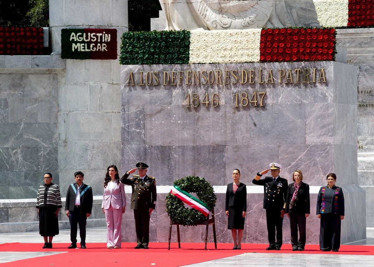 Flanqueada por los titulares de Defensa y Marina, Sheinbaum montó una guardia de honor y colocó una ofrenda floral en el Altar a la Patria. Foto 
