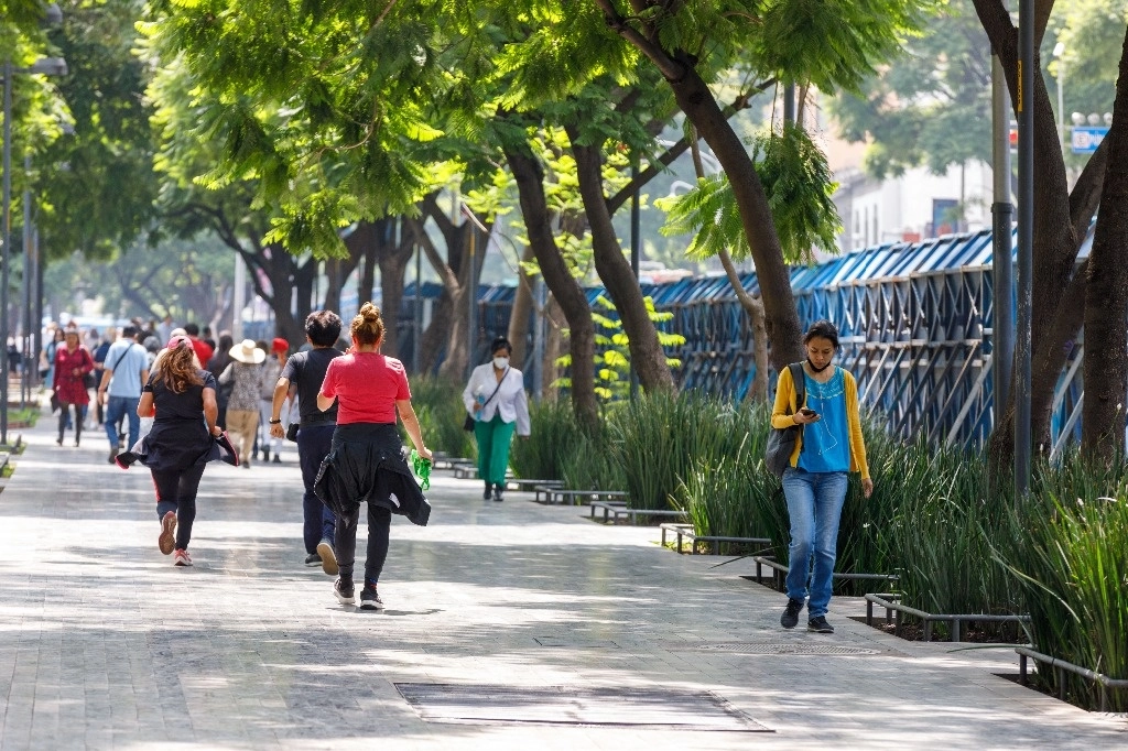 Es necesario crear empleos de calidad en la economía del cuidado, impulsando los servicios a largo plazo y reduciendo la carga de trabajo no remunerado en los hogares. Foto Pablo Ramos / Archivo