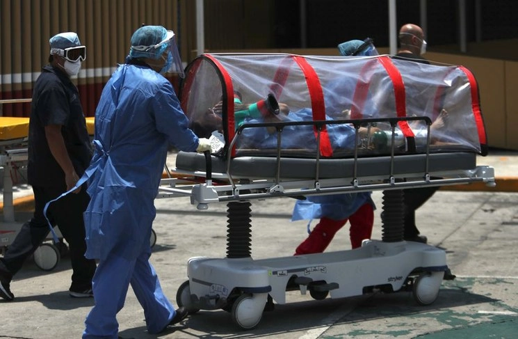 Traslado de un paciente infectado con coronavirus en el Hospital General, en Ciudad de México. Foto Yazmín Ortega
