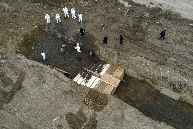 Fosa común para colocar decenas de fallecidos por Covid-19, en Hart Island, ubicada en Nueva York, EU. Foto Ap