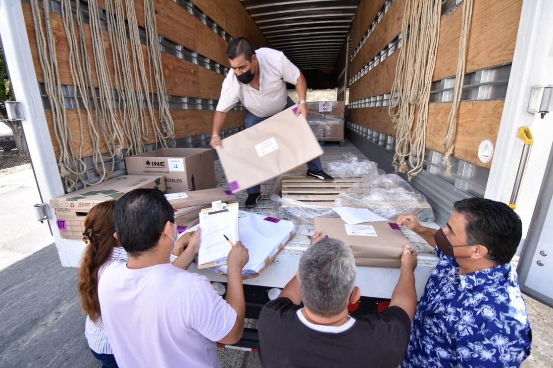 Los primeros insumos para la consulta de revocación de mandato empiezan a llegar a los estados; en la imagen, la junta distrital 07, en Chilpancingo. Foto Cuartoscuro