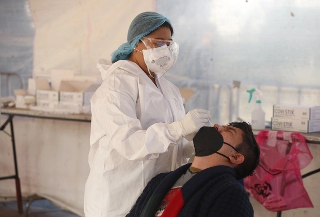 Personal de salud aplica una prueba de covid-19 en la Ciudad de México, en imagen de archivo. Foto Cristina Rodríguez