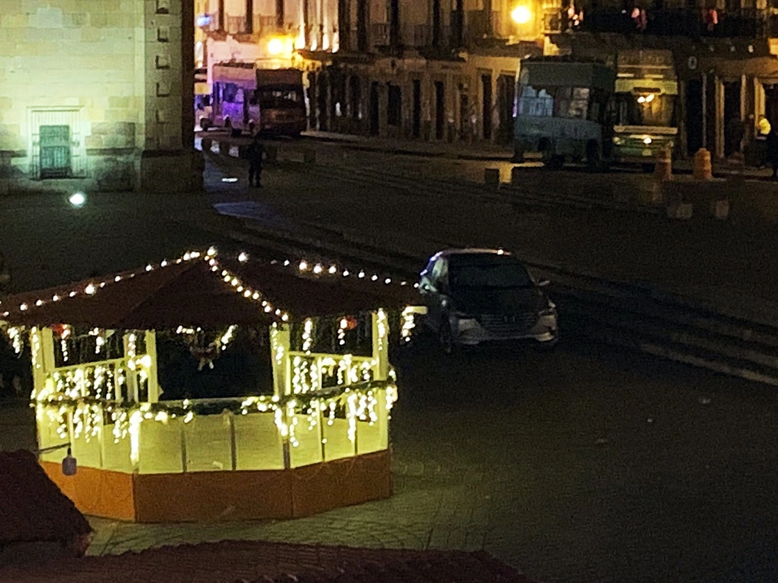 Zacatecas volvió a ser blanco de la violencia de criminales, que ayer por la mañana abandonaron los cuerpos de 10 personas dentro de una camioneta en la plaza de armas de la capital del estado. Foto Alfredo Valadez Rodríguez