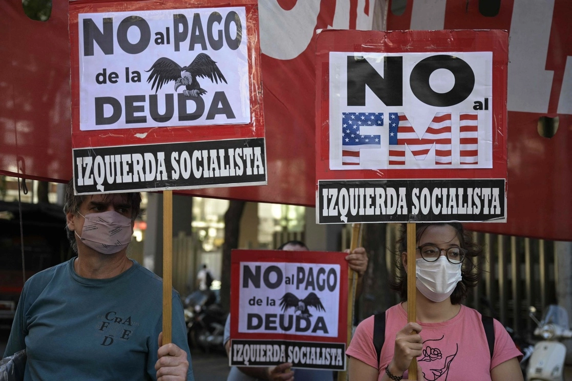 Protesta frente al Congreso de Argentina contra el acuerdo logrado con el FMI para pagar una deuda de 44 mil millones de dólares. Foto Afp