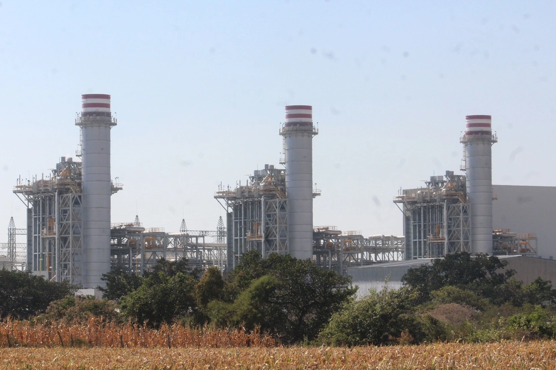 Instalaciones de la planta termoeléctrica ubicada en el poblado de Huexca, municipio de Yecapixtla, Morelos. Campesinos y ejidatarios de localidades aledañas denuncian que hay desabasto de agua para sus cultivos debido a la gran cantidad de líquido que se destina a ese proyecto. Foto Rubicela Morelos