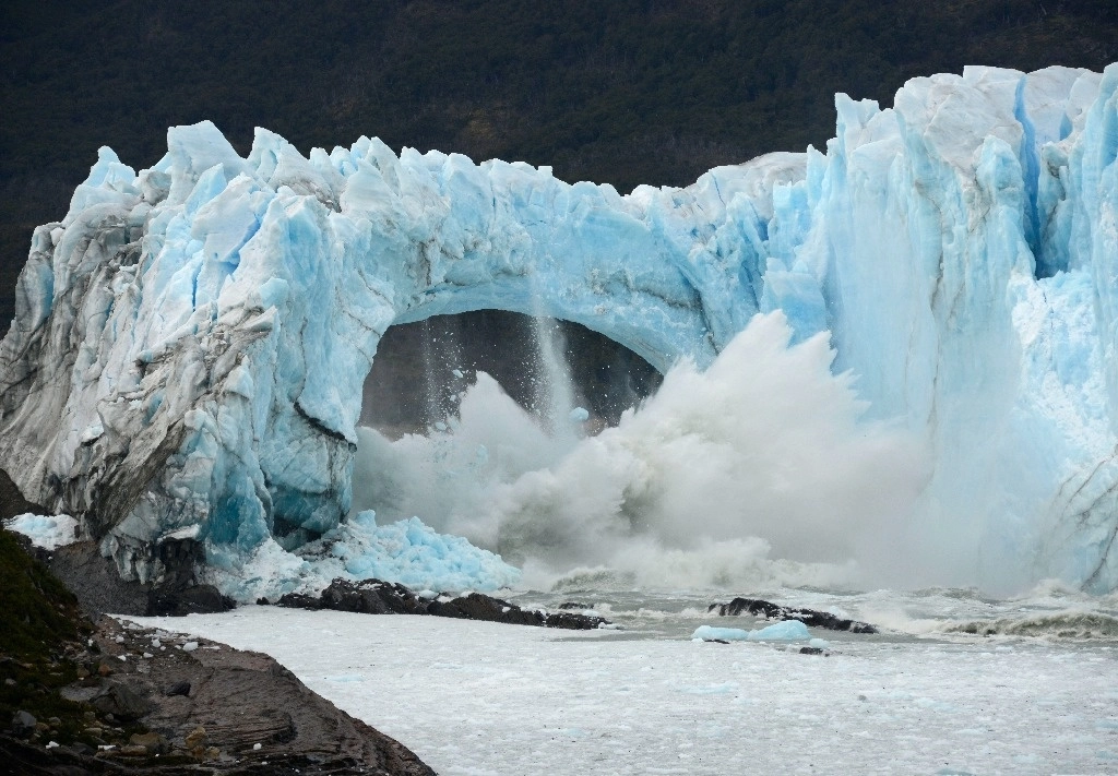 Trozos de hielo se desprenden del Glaciar Perito Moreno, en el Lago Argentina en 2016. Foto Ap