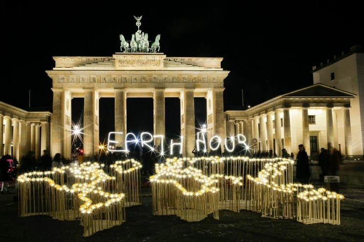 La Puerta de Brandeburgo en Berlín, se sumó al apagón mundial por la Hora del Planeta en 2019. Foto Ap / Archivo