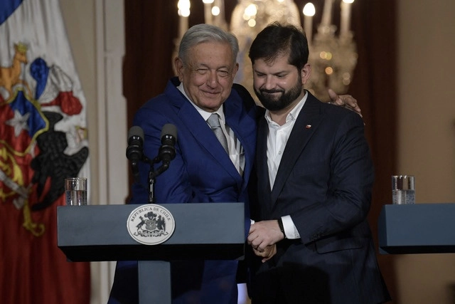 El presidente chileno Gabriel Boric y su par mexicano Andrés Manuel López Obrador, hoy en el Palacio de La Moneda, en Santiago de Chile. Foto Afp 