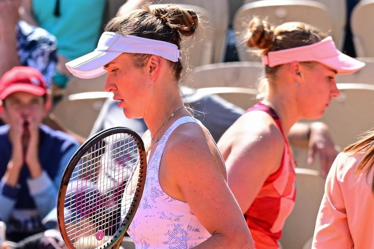 La ucrania Elina Svitolina (izquierda) rechazó dar la mano a la rusa Anna Blinkova, este viernes en Roland Garros tras derrotarla, pero sí levantó su pulgar como gesto amistoso. Foto Afp