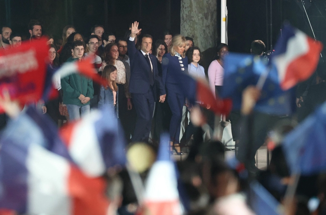 El presidente francés Emmanuel Macron y su esposa Brigitte Macron festejan su triunfo en el Campo de Marte en París, el 24 de abril de 2022. Foto Afp