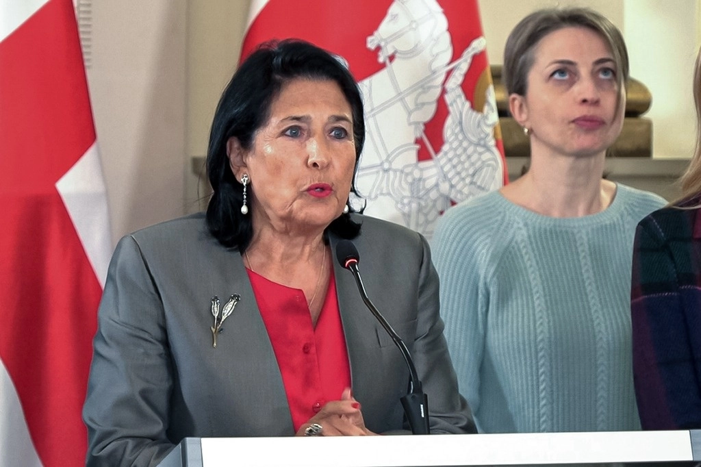 La presidenta de Georgia, Salomé Zourabichvili, a la izquierda, habla con los medios de comunicación mientras Nana Malashkhia, quien lidera la lista parlamentaria de la Coalición para el Cambio, a la derecha, se encuentra cerca, después de las elecciones parlamentarias en Tbilisi, Georgia, el domingo 27 de octubre de 2024. Foto Ap