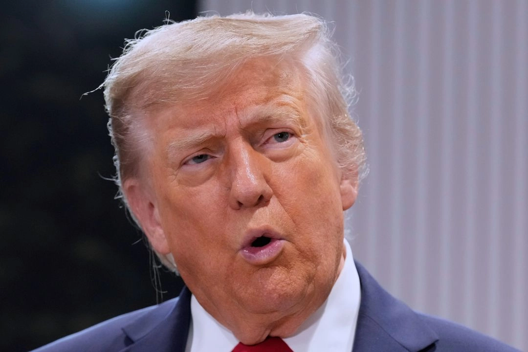 "Estamos dialogando, pero todavía no siento que estén ofreciendo un acuerdo justo", dijo Trump a periodistas en el avión presidencial Air Force One, al regresar de la cumbre del G7 de Canadá, el 16 de junio de 2025. Foto 