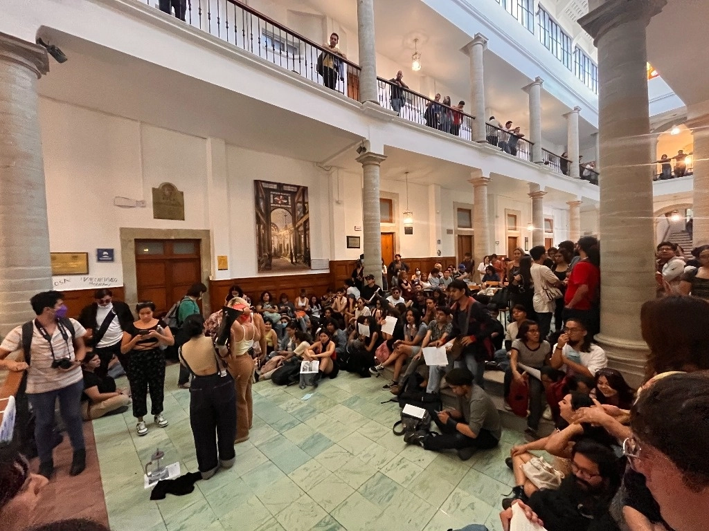 Estudiantes de la UG, durante la ocupación del edificio central de la universidad el 11 de septiembre pasado, luego de que el ex rector Luis Felipe Guerrero Agripino nombró nueva titular, hecho que los alumnos consideraron antidemocrático. Foto tomada del perfil de la red social X de Alex Ramblas
