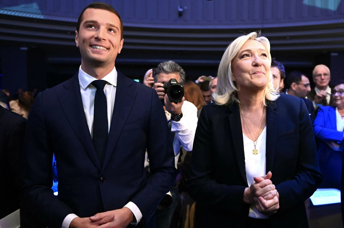 Jordan Bardella y Marine Le Pen, durante el congreso de Agrupación Nacional, principal partido de ultraderecha en Francia, en donde Bardella fue electo como nuevo sucesor de Le Pen a la presidencia del partido. Foto Afp.