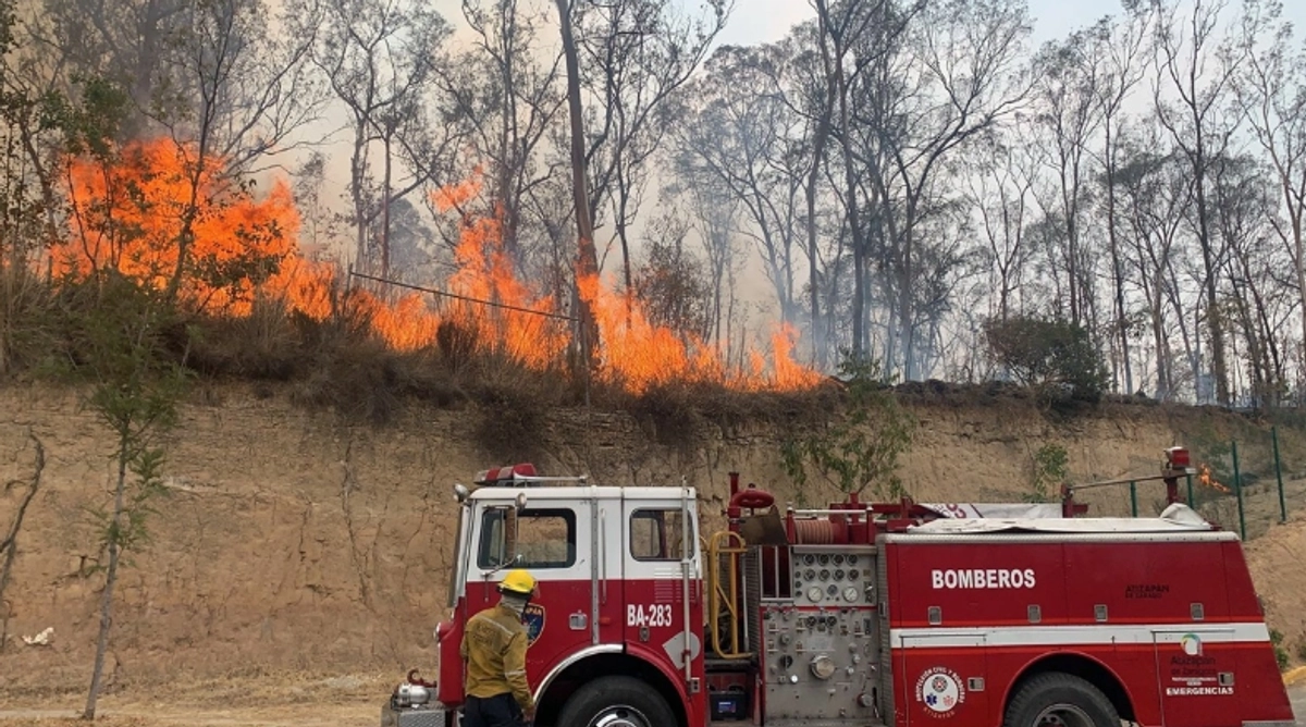 Bomberos sofocan incendios en el Estado de México.