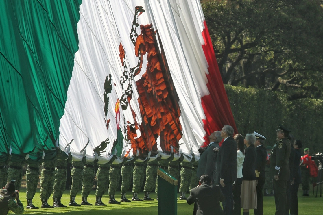 El presidente de la Suprema Corte, Arturo Zaldívar, participó como orador principal en el acto conmemorativo del Día de la Bandera, encabezado por el mandatario federal en el Campo Marte, donde la Sedena desplegó 15 batallones. Foto Marco Peláez
