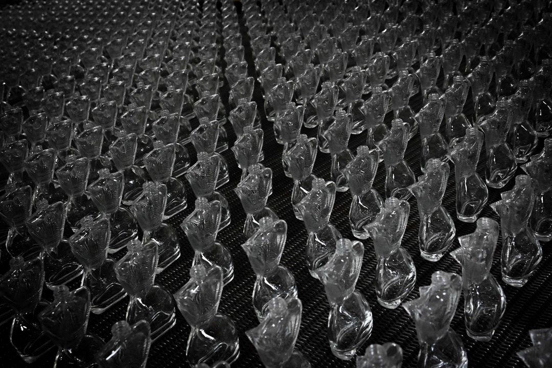 Frascos de perfume Jean-Paul Gaultier en la línea de producción de la fábrica del Grupo Pochet. Los aranceles afectan todos los sectores económicos. Foto